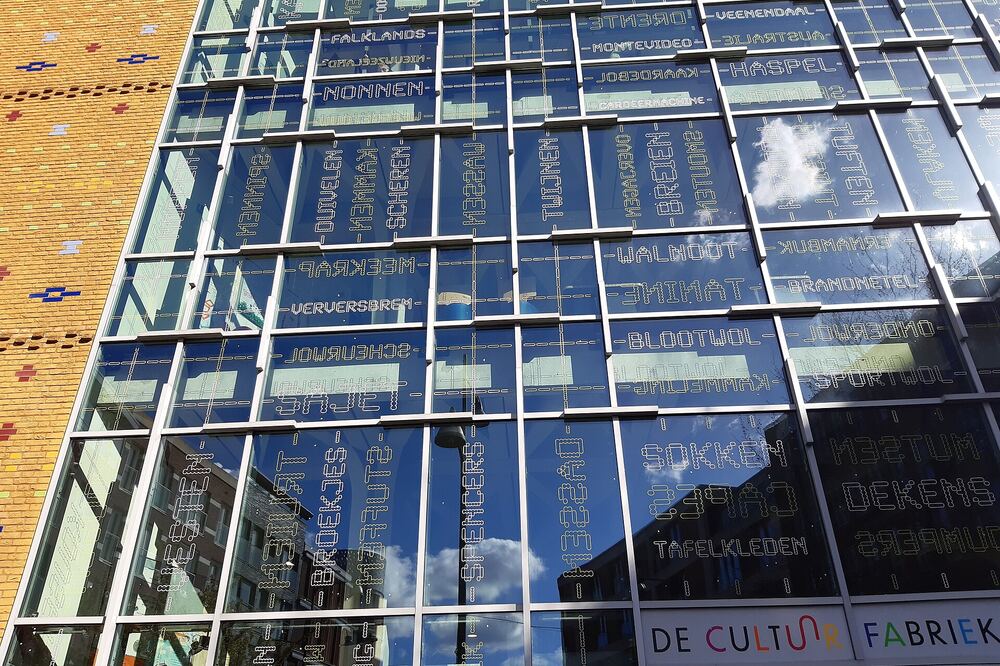 De glazen gevel van de Cultuurfabriek in Veenendaal