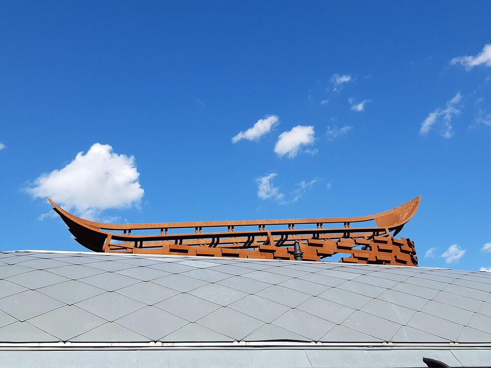 Het houten aak-monument tegen een blauwe lucht in Veenendaal